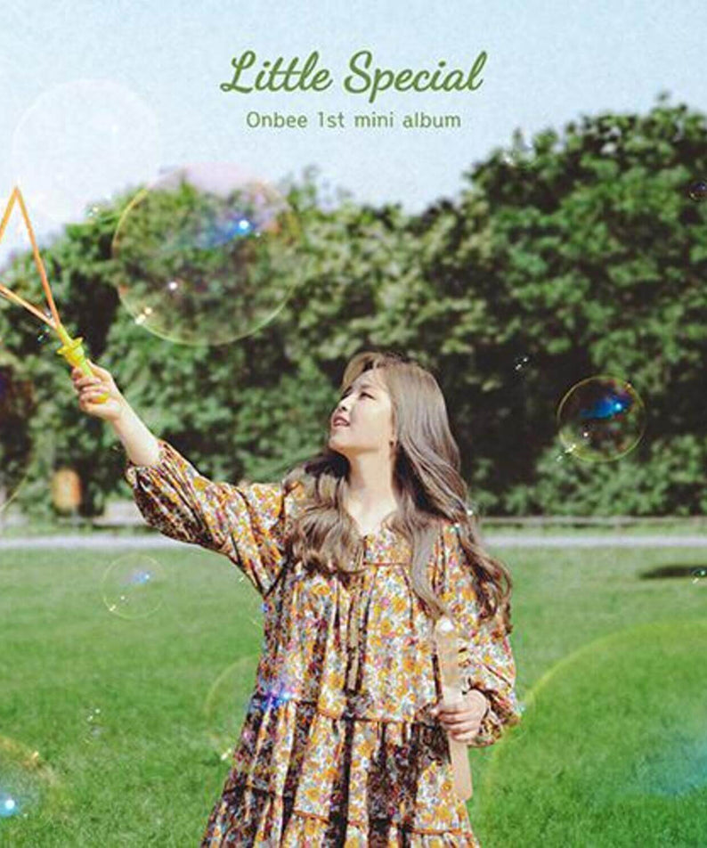 ONBEE - [Little Special] - Album Kpop : mini album d’ONBEE, fille en robe pastel tenant une baguette dans un parc