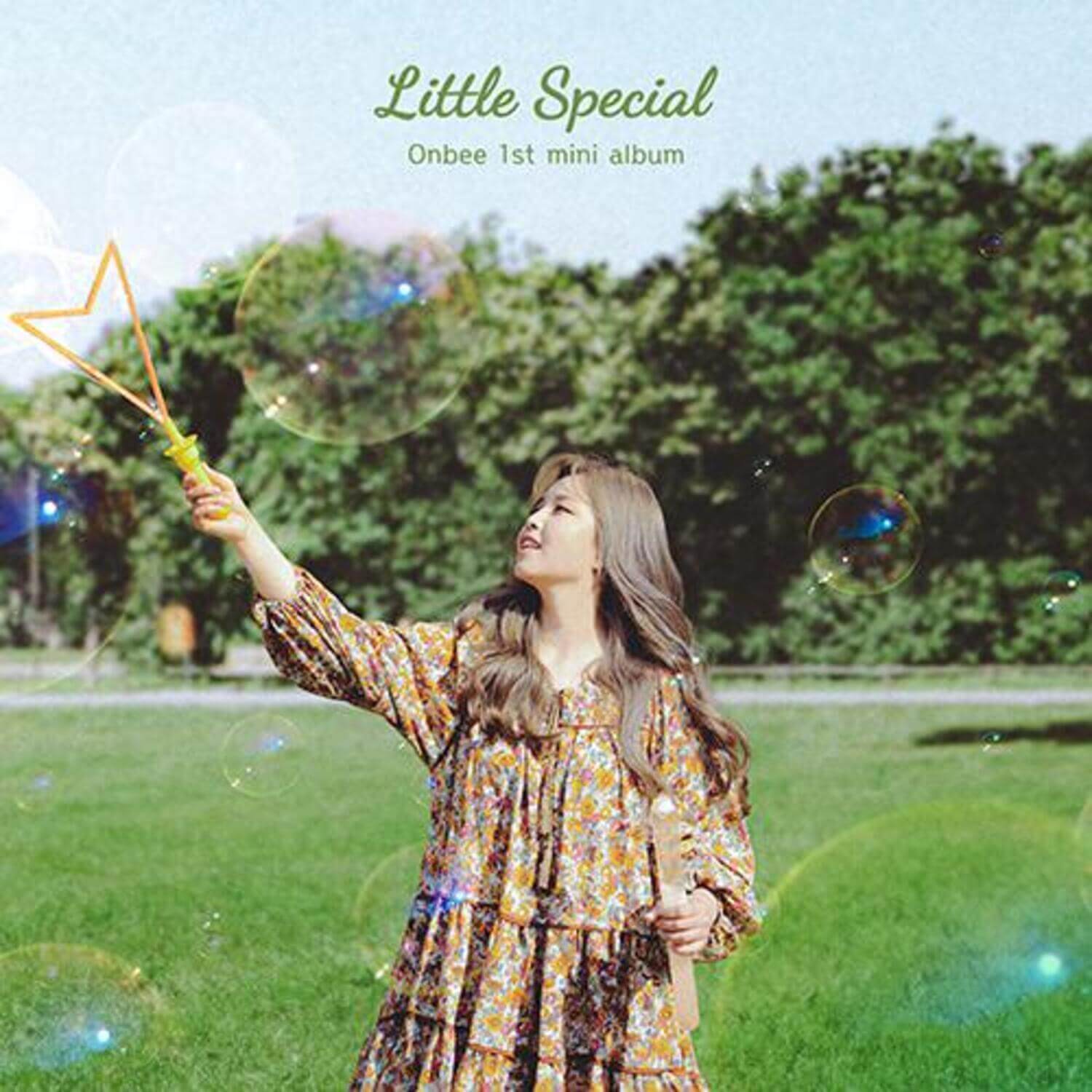 ONBEE - [Little Special] - Album Kpop : mini album d’ONBEE, fille en robe pastel tenant une baguette dans un parc