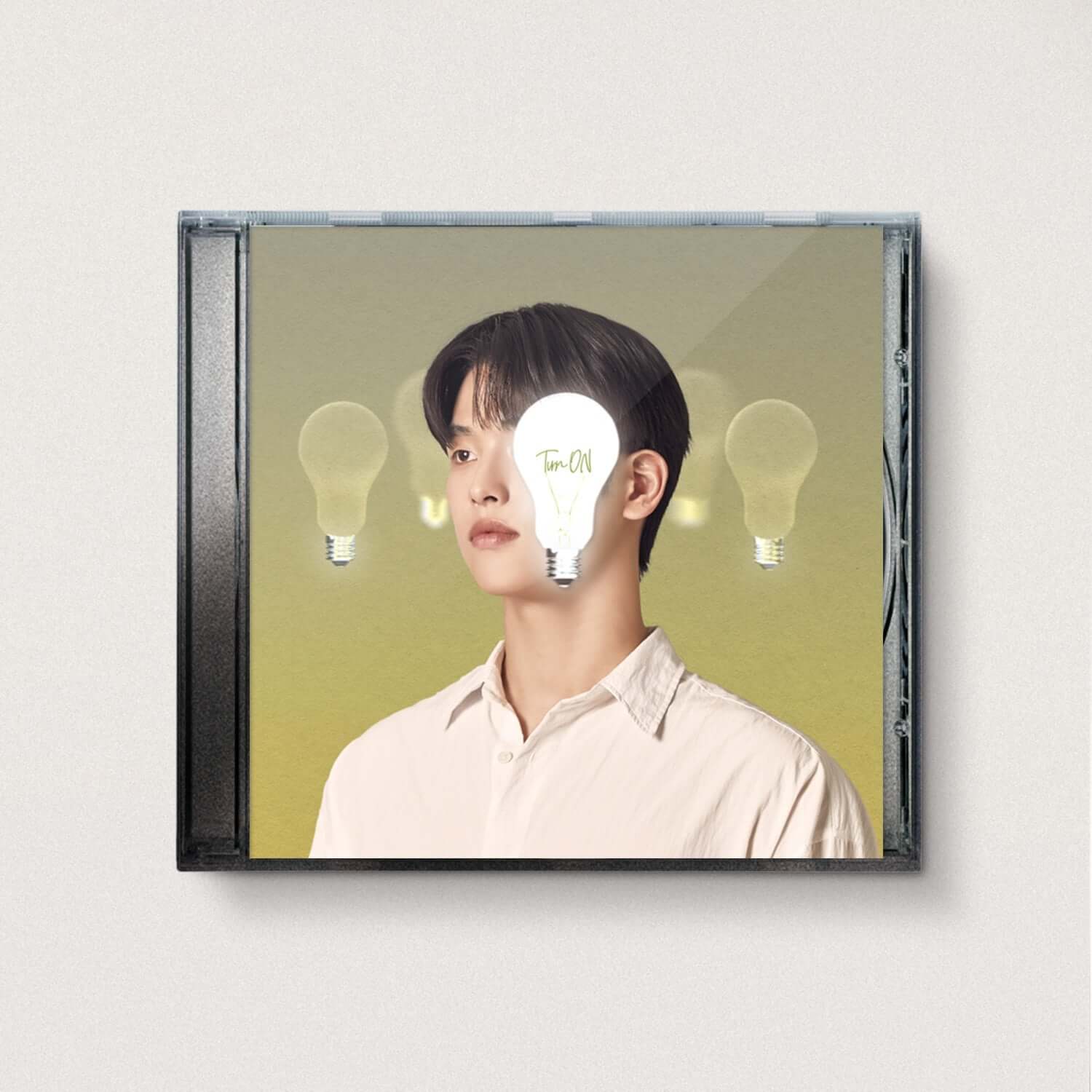 ONLEE - 2nd Album [Turn ON] - Album Kpop : pochette avec portrait de ONLEE devant fond vert, visuel disque