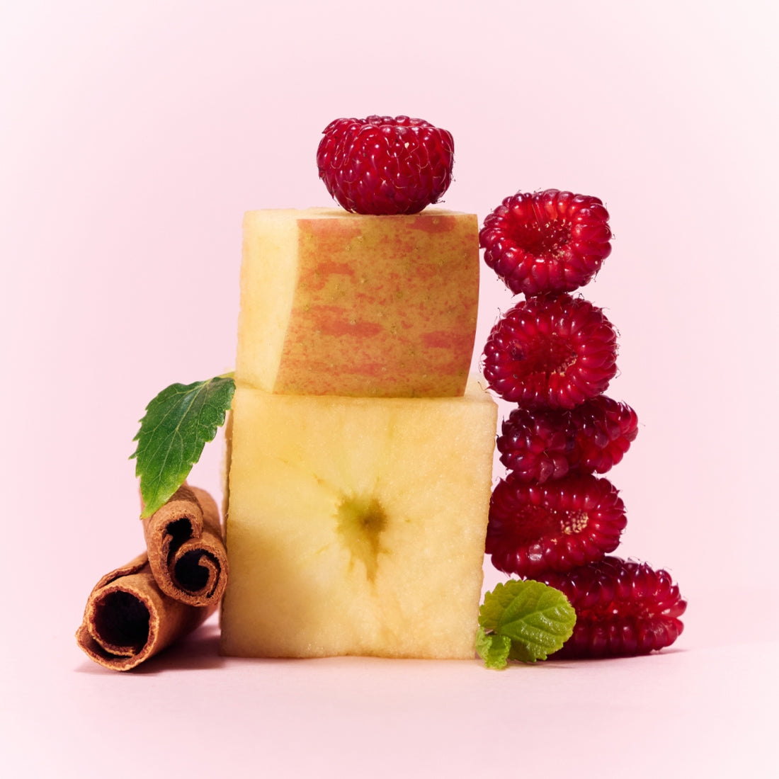 OSULLOC Berry Garden Green Tea 10 P : boîtes et infusion aux framboises, feuilles sur fond rose, ambiance jardin.