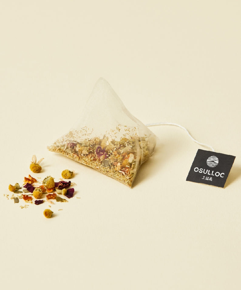 OSULLOC Chamomile Blend 10 p : sachet infusion à la camomille sur fond crème, marque OSULLOC et herbes séchées