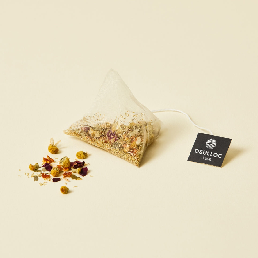 OSULLOC Chamomile Blend 10 p : sachet infusion à la camomille sur fond crème, marque OSULLOC et herbes séchées