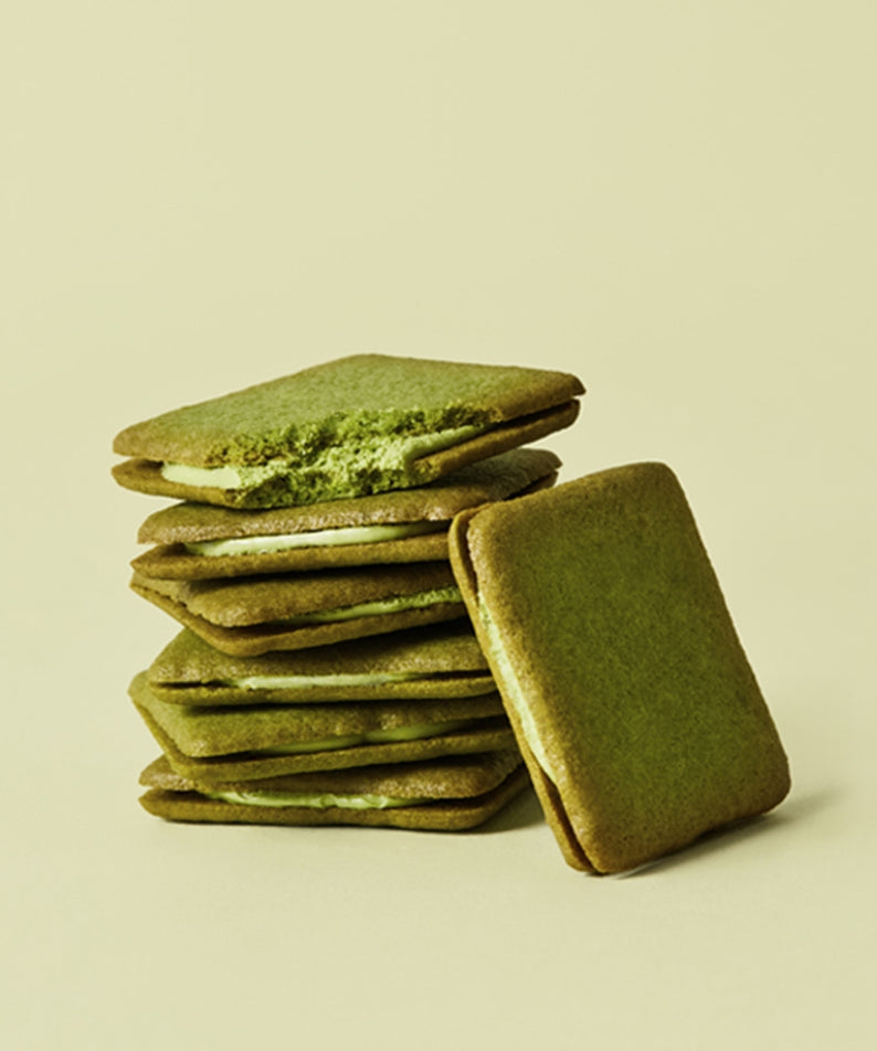 OSULLOC Green Tea Langue de chat 10 p., biscuits au matcha empilés sur fond clair, présentation produit.
