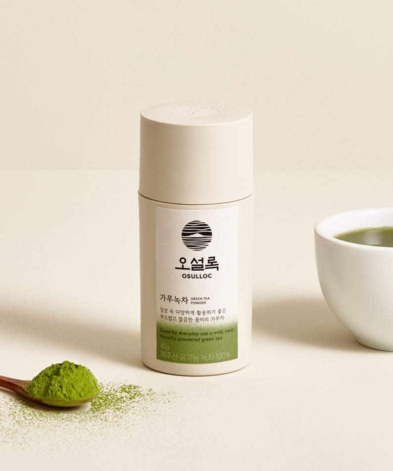 OSULLOC Green Tea Powder 40g, pot de thé vert de la marque OSULLOC avec poudre et tasse, fond clair, photo produit.