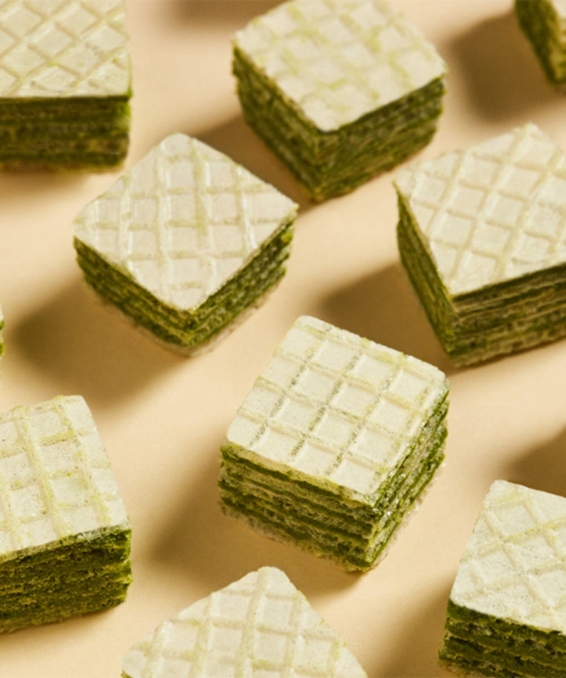 OSULLOC Green Tea Wafers 100g : gaufrettes vert thé matcha de la marque OSULLOC, sur fond beige, gros plan.
