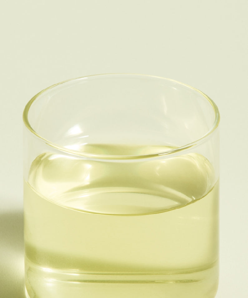 OSULLOC Jeju Pure Green Tea 20 P : boisson au thé vert en verre sur fond clair, ambiance zen, marque OSULLOC.
