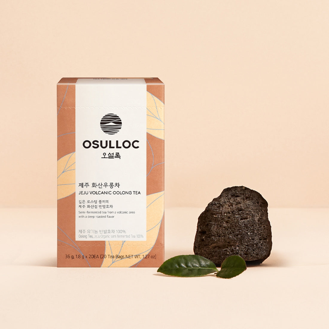 OSULLOC Jeju Volcanic Oolong Tea 20 P, boîte et thé oolong volcaniques sur fond beige avec rocher et feuilles, vue produit