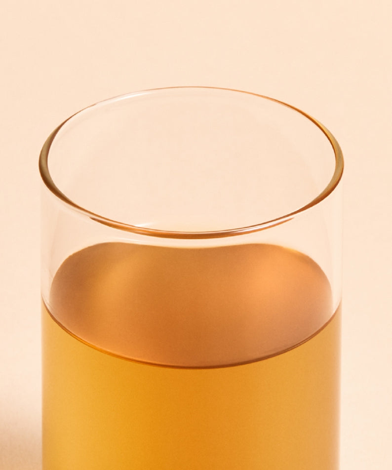OSULLOC Jeju Volcanic Oolong Tea 20 P : bouteille en verre avec thé oolong, ambiance beige, marque OSULLOC en contexte.