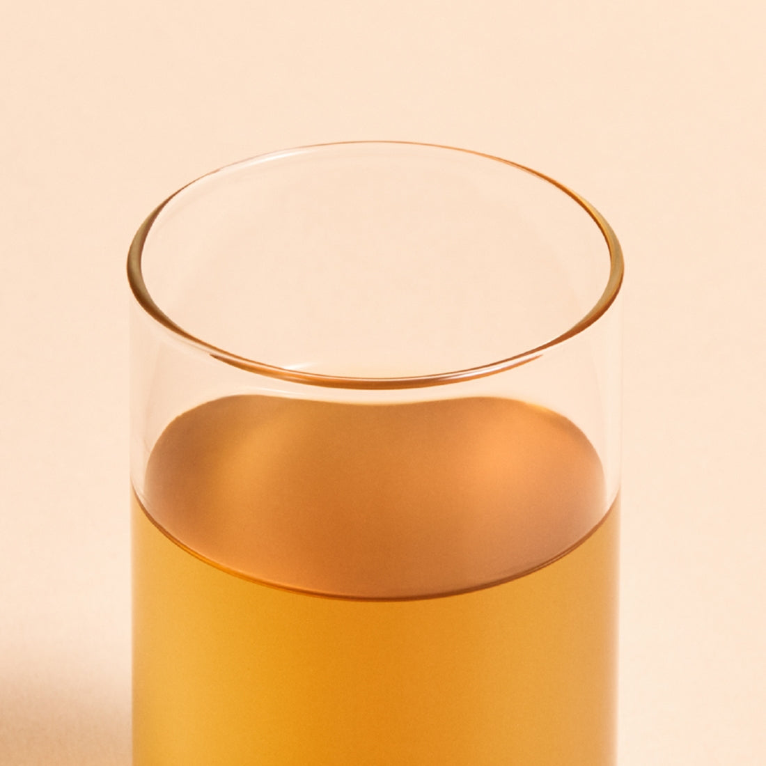 OSULLOC Jeju Volcanic Oolong Tea 20 P : bouteille en verre avec thé oolong, ambiance beige, marque OSULLOC en contexte.