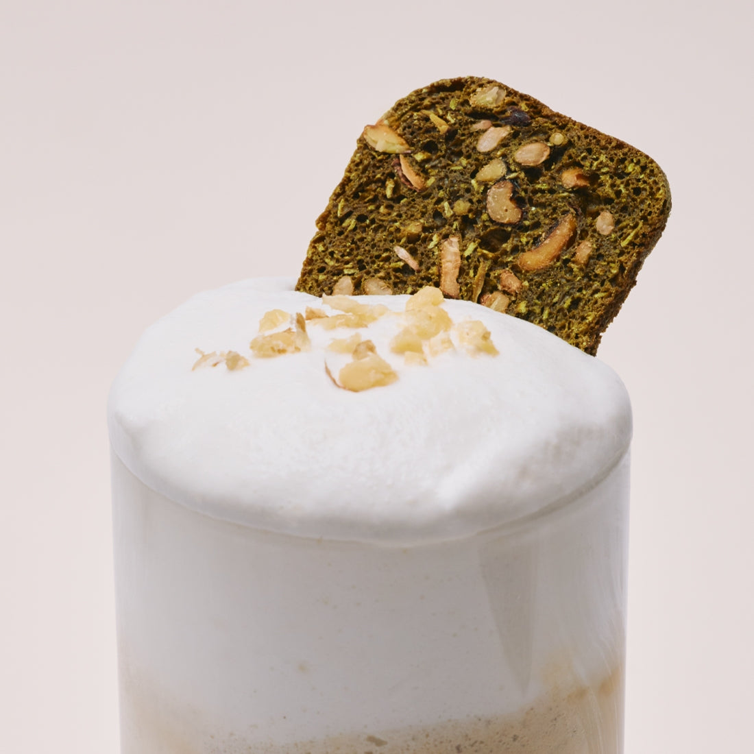 OSULLOC Matcha Biscotti Chips 100g : chips de biscotti au matcha sur un dessert crémeux, marque OSULLOC, vue rapprochée.
