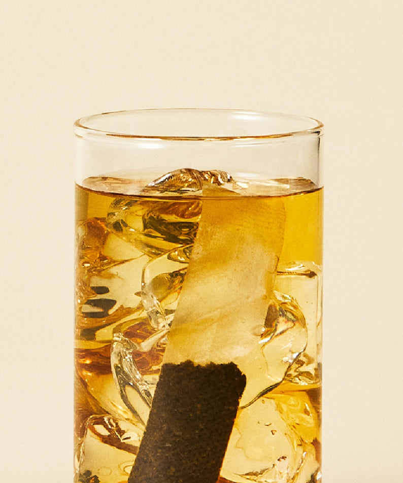 OSULLOC Moonlight Honey Pear Cold Brew Tea 20 P, boisson glacée au miel et poire, verre avec glaçons sur fond clair.
