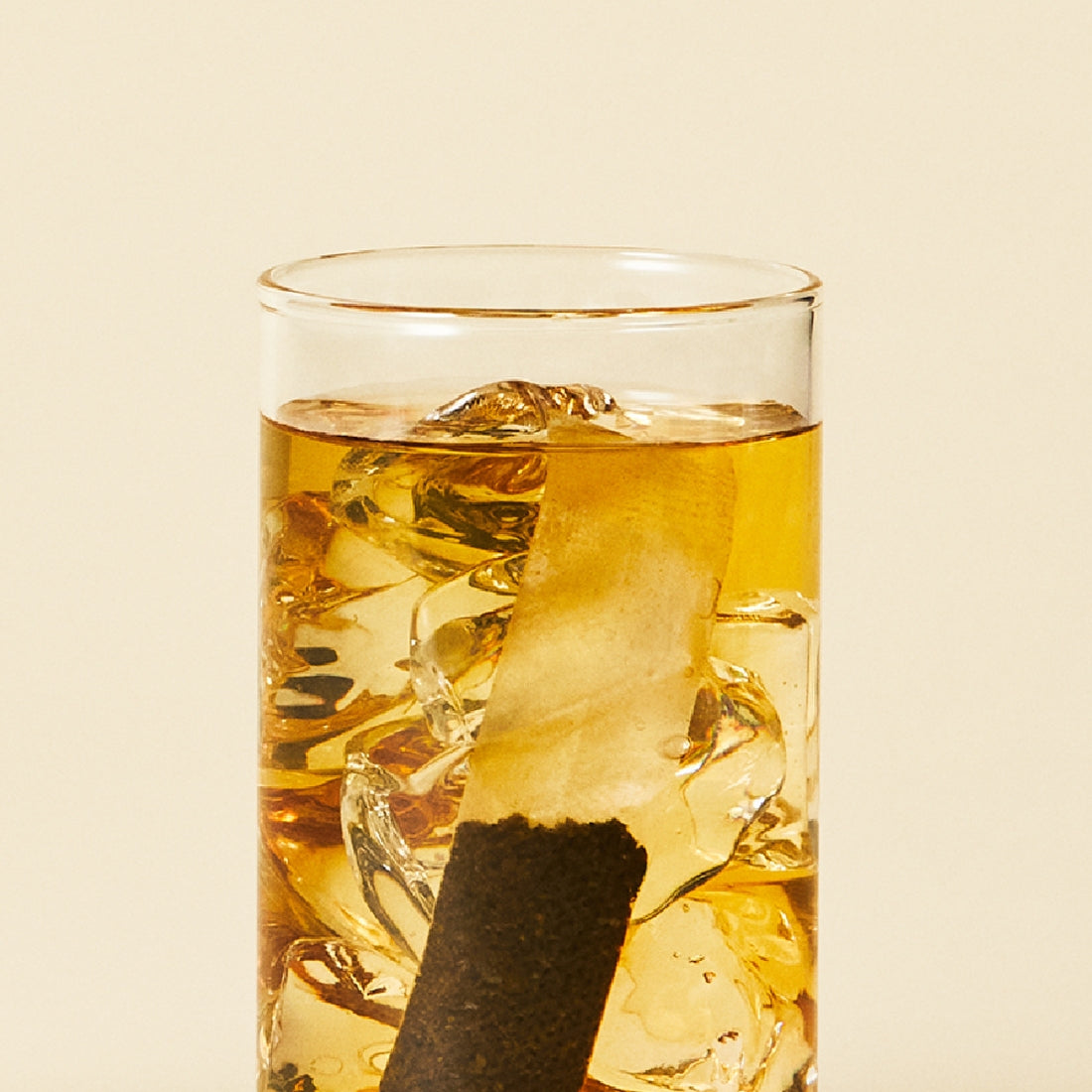 OSULLOC Moonlight Honey Pear Cold Brew Tea 20 P, boisson glacée au miel et poire, verre avec glaçons sur fond clair.