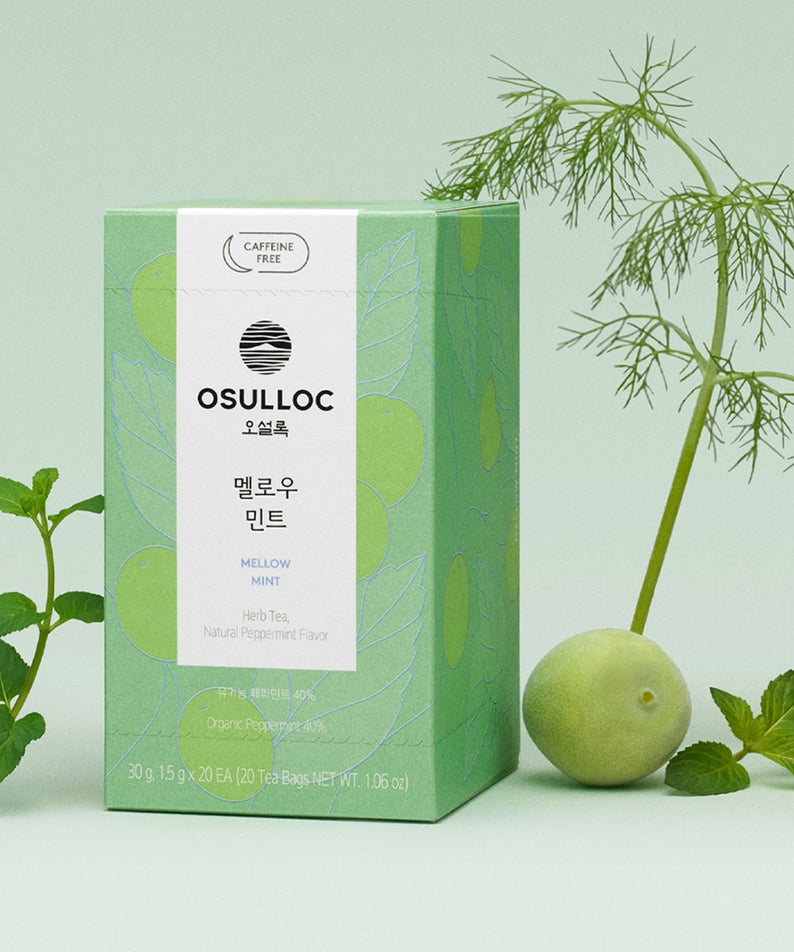 OSULLOC [Organic, Caffeine-Free] Mellow Mint, boîte et infusion aux herbes menthe sur fond clair, marque OSULLOC