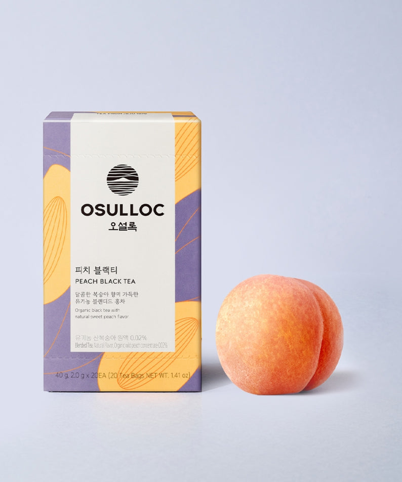 OSULLOC Peach Black Tea 20 packs : boîte OSULLOC et pêches sur fond clair, photo produit en studio.