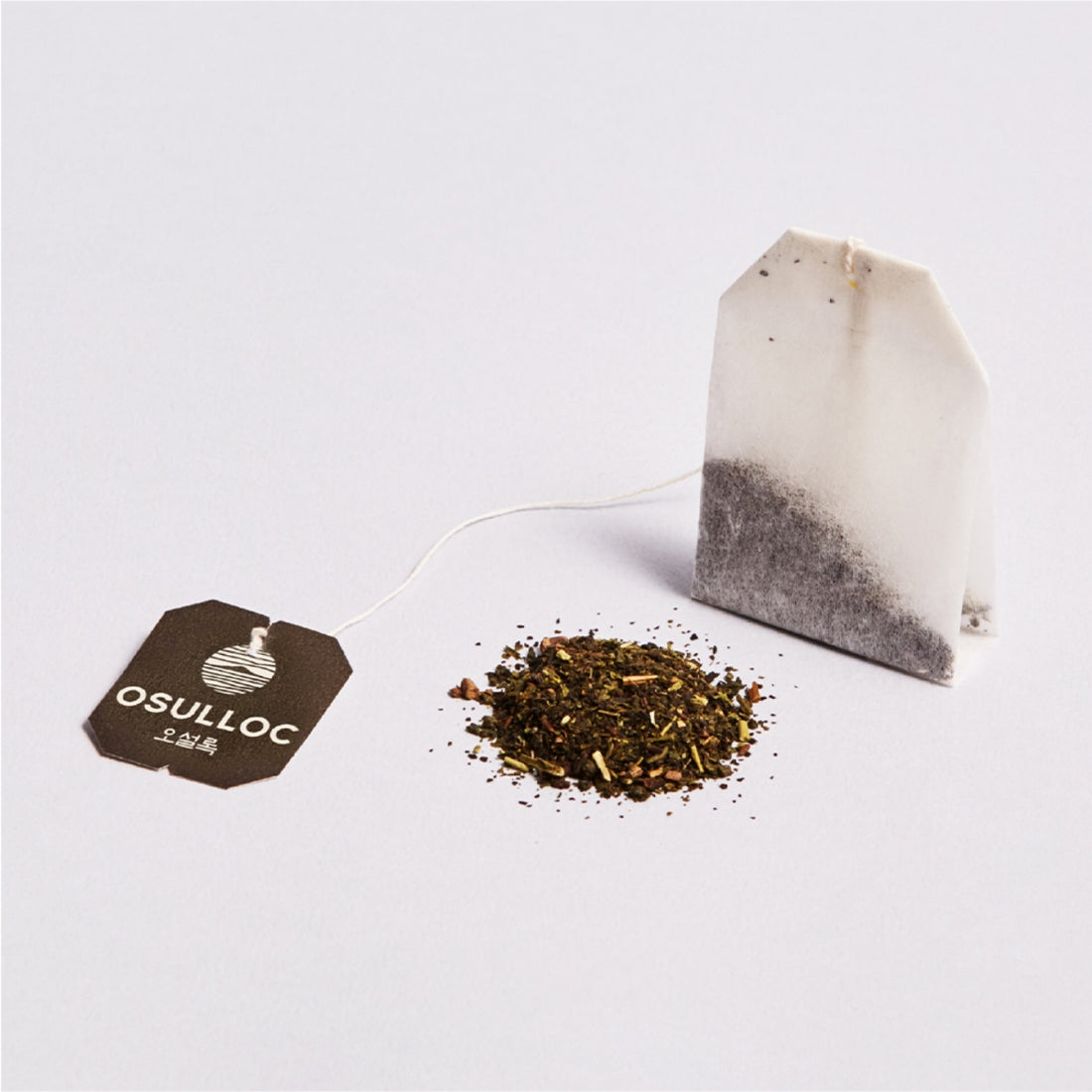 OSULLOC Peach Black Tea 20 packs : sachet infuse sur fond clair, thé noir aux feuilles, marque OSULLOC