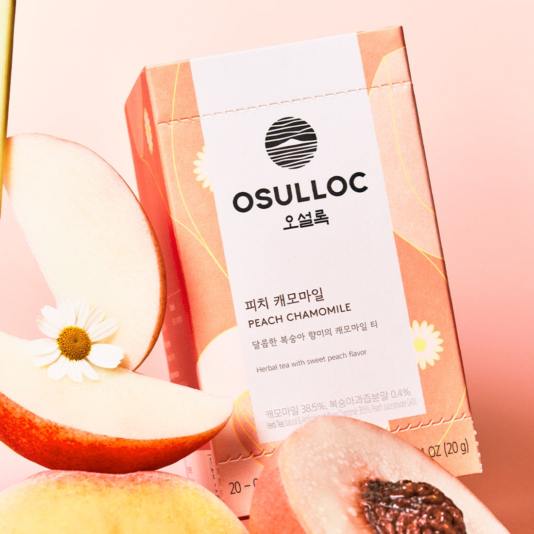 OSULLOC Peach Chamomile 20 P : sachets avec pêche et fleurs de camomille, sur fond rose, marque OSULLOC.