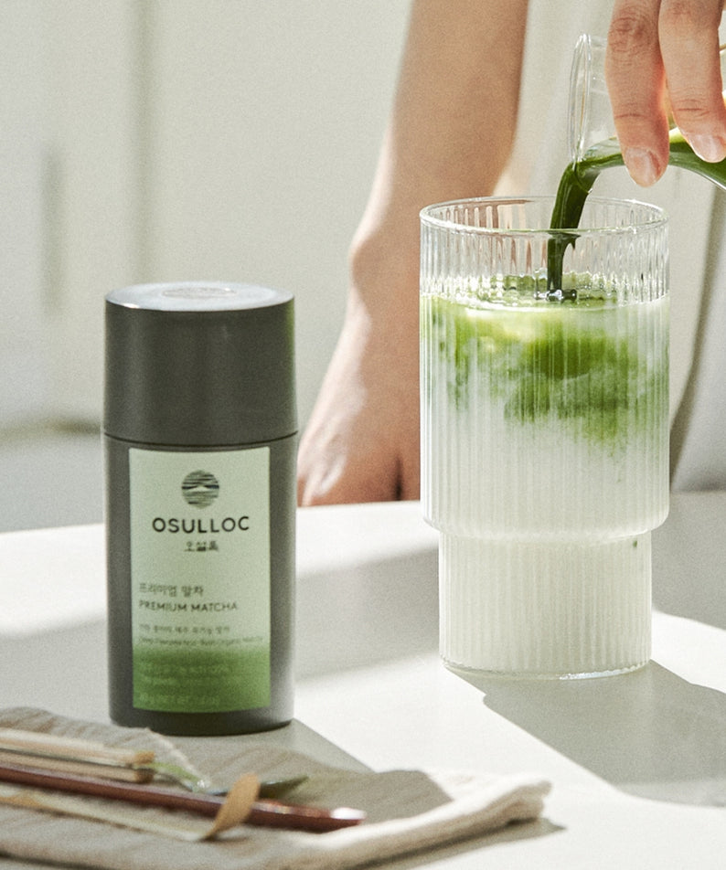 OSULLOC Premium Matcha 40g : pot matcha OSULLOC et verre de lait vert, ambiance cuisine lumineuse, français