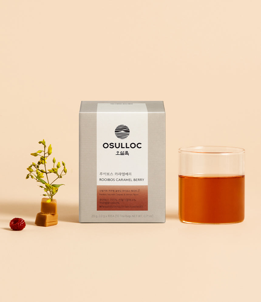 OSULLOC Rooibos Caramel Berry Tea 10p de la marque OSULLOC, boîte et tasse de thé rooibos caramel, décor crème.