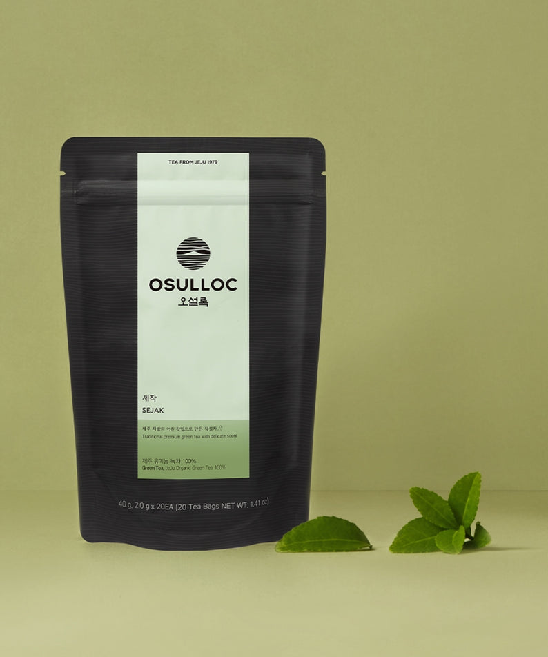 OSULLOC Sejack Green Tea 20 P : sachet de thé vert Sejak OSULLOC sur fond vert, feuilles de menthe à côté.