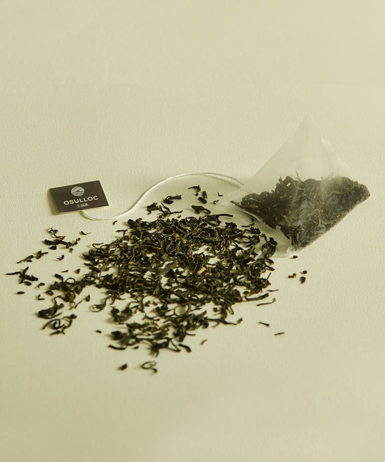OSULLOC Sejack Green Tea 20 P : feuilles de thé vert dans un sachet, photo sur fond clair, ambiance produit.