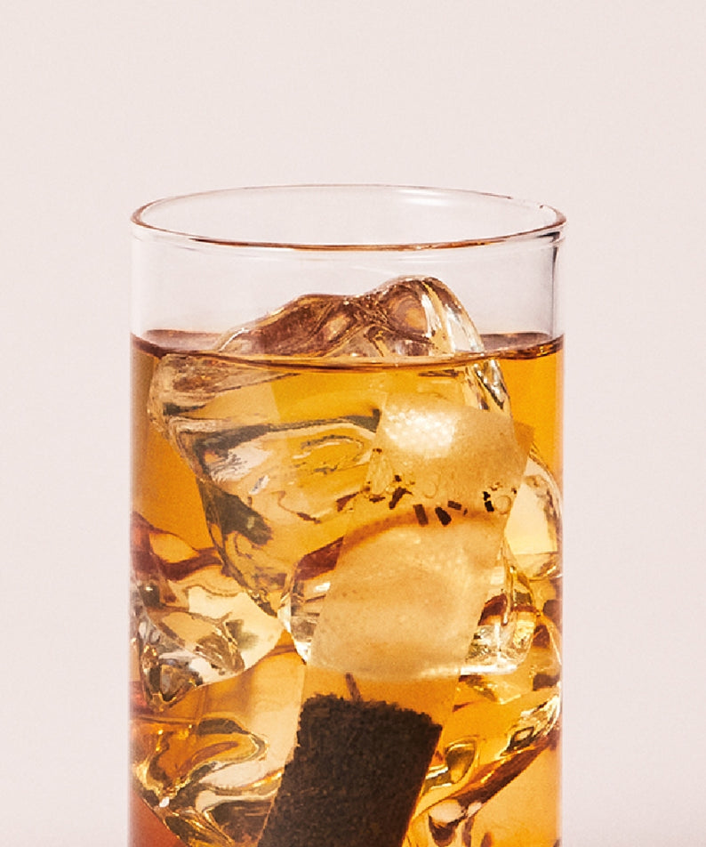 OSULLOC Sunset Peach Cold Brew Tea 20 P : boisson glacée aux glaçons, teinte pêche, fond clair, vue rapprochée.