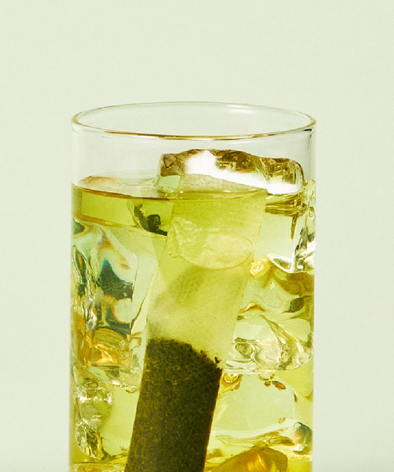 OSULLOC Sunshine Muscat Cold Brew Tea 20 p : verre de thé glacé au muscat, glaçons, ambiance lumineuse sur fond clair.