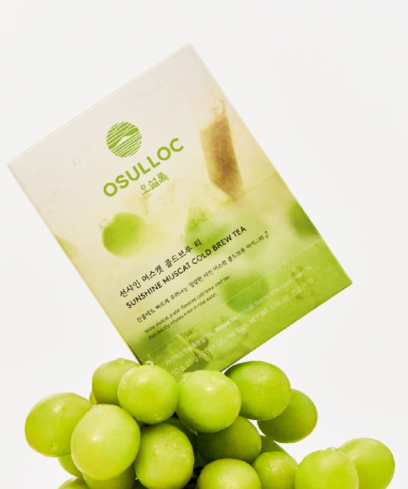 OSULLOC Sunshine Muscat Cold Brew Tea 20 p : sachet vert posé avec grains de muscat, fond clair, marque OSULLOC.