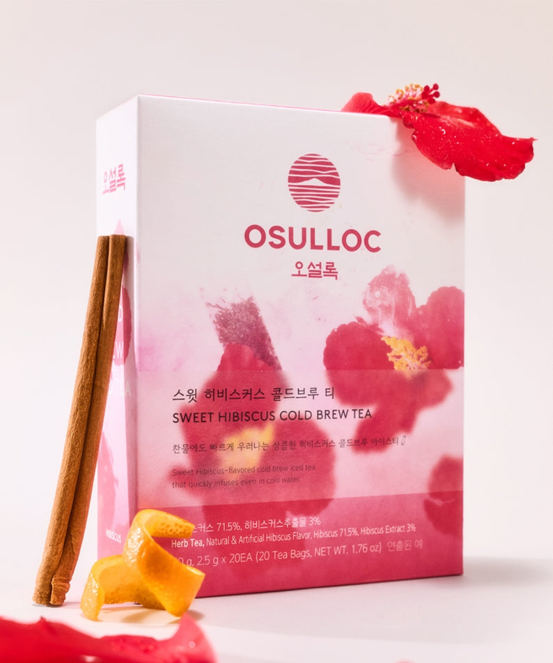 OSULLOC Sweet Hibiscus Cold Brew Tea 20 P de la marque OSULLOC, pack en arrière-plan rouge, hibiscus et bâtonnets.