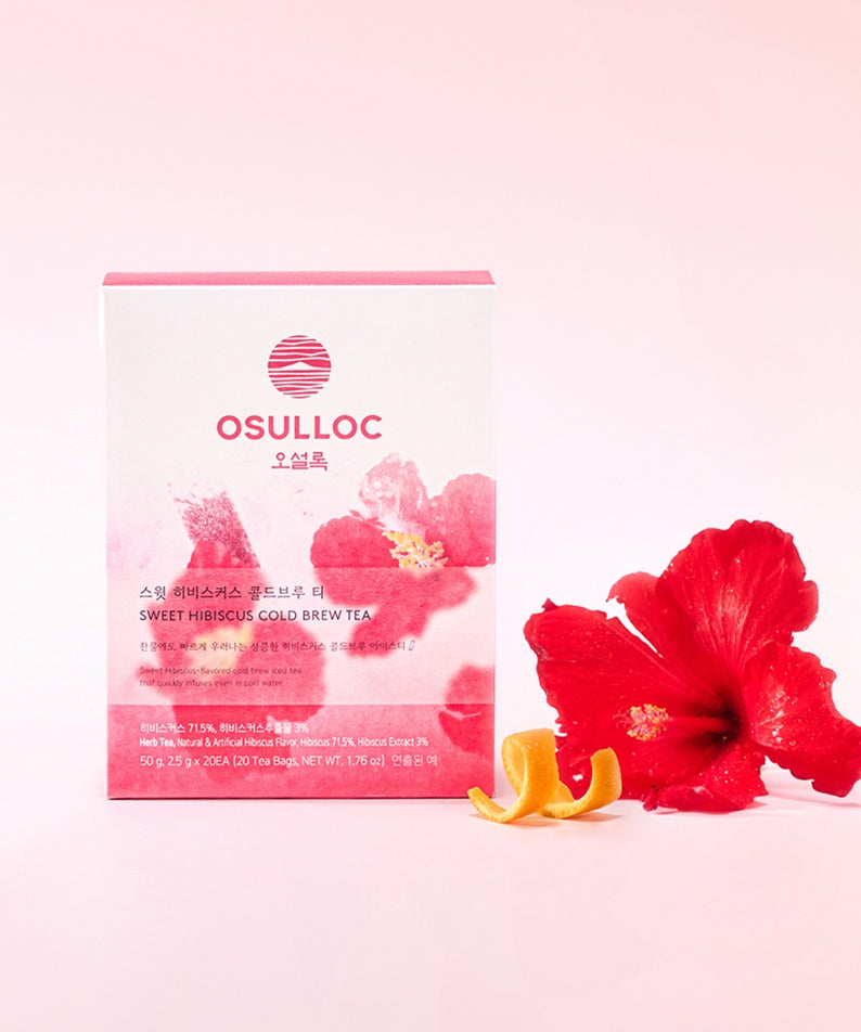 OSULLOC Sweet Hibiscus Cold Brew Tea 20 P, boîte rose OSULLOC avec fleurs d’hibiscus et ambiance pastel sur fond clair.