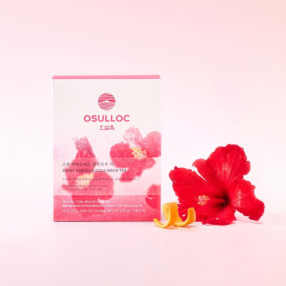 OSULLOC Sweet Hibiscus Cold Brew Tea 20 P, boîte rose OSULLOC avec fleurs d’hibiscus et ambiance pastel sur fond clair.