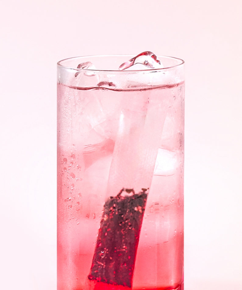 OSULLOC Sweet Hibiscus Cold Brew Tea 20 P en verre, infusion hibiscus rosée, contexte visuel boisson rafraîchissante, marque OSULLOC