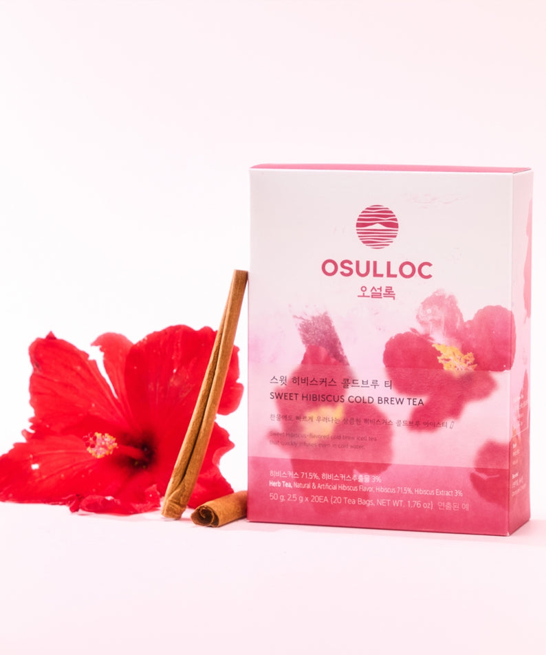 OSULLOC Sweet Hibiscus Cold Brew Tea 20 P, marque OSULLOC, coffret à côté d’un hibiscus rouge et cannelle sur fond clair.