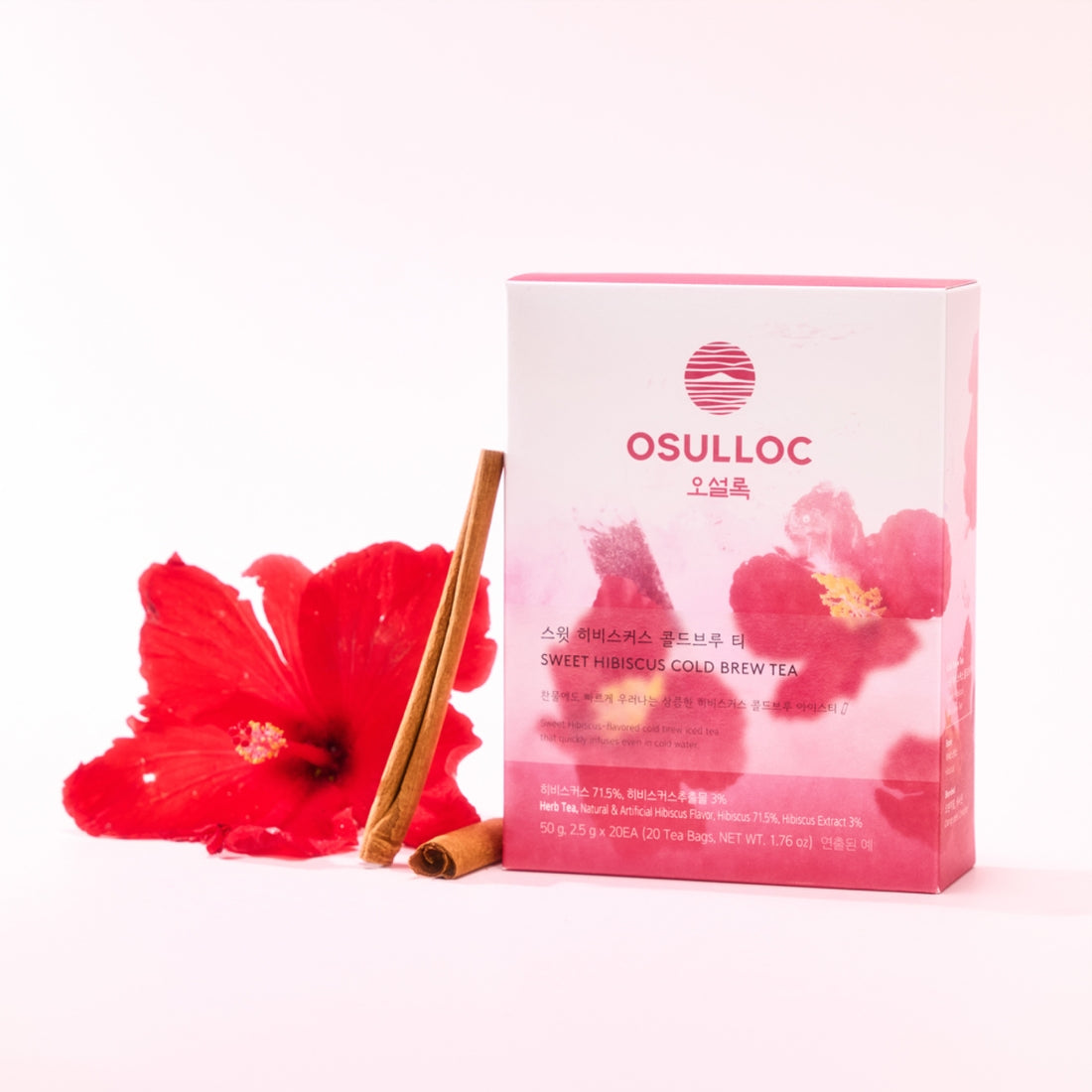 OSULLOC Sweet Hibiscus Cold Brew Tea 20 P, marque OSULLOC, coffret à côté d’un hibiscus rouge et cannelle sur fond clair.