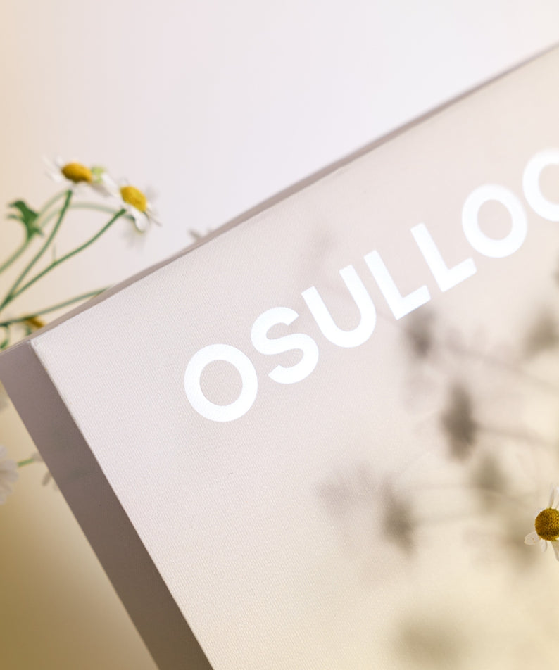 OSULLOC Tea Edition Herb 4 Types : boîte de thé aux herbes, marque OSULLOC, fleurs sauvages en décor naturel, fond clair