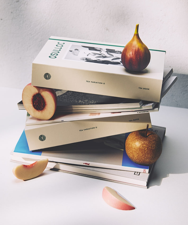 OSULLOC Tea Variation O 6 types, coffret de thés de la marque OSULLOC sur table blanche, figues et coupelles.
