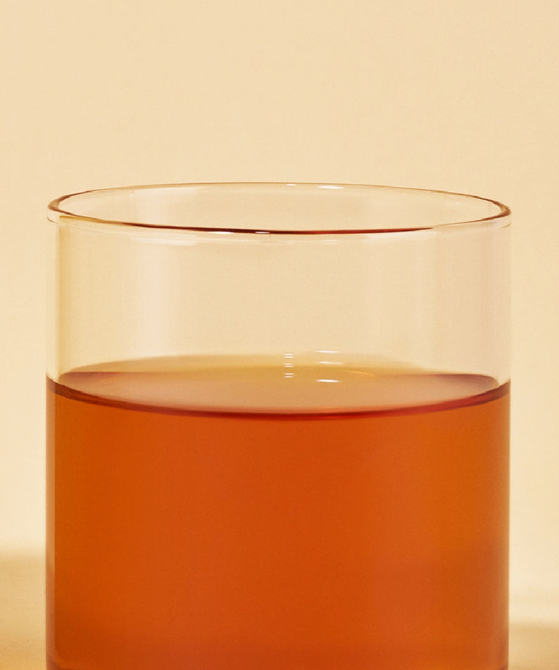 OSULLOC Vanilla Honey Black Tea 20 P : boisson au miel et vanille en verre, fond beige, marque OSULLOC