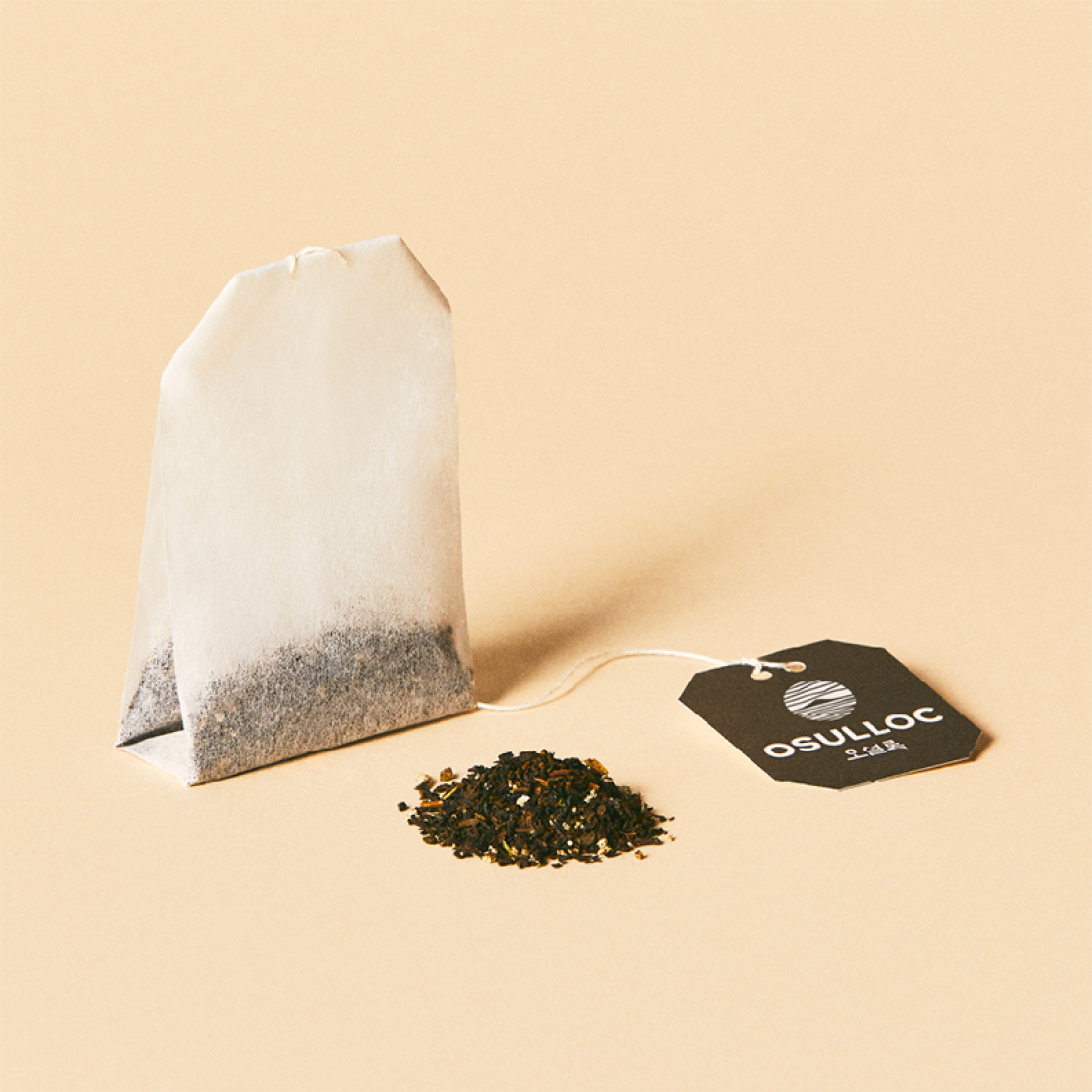 OSULLOC Vanilla Honey Black Tea 20 P : sachet à la vanille et miel, sur fond beige, marque OSULLOC en étiquette.