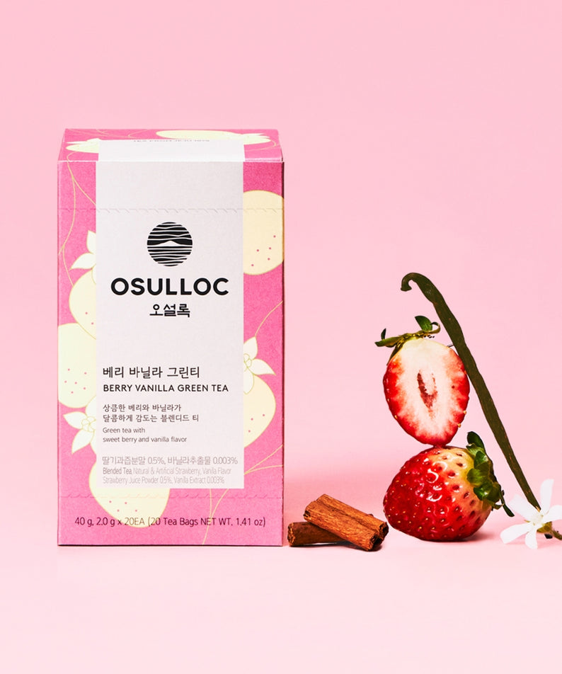 OSULLOC Berry Vanilla Green Tea 20 P boîte avec fraise, vanille et bâton de cannelle sur fond rose.