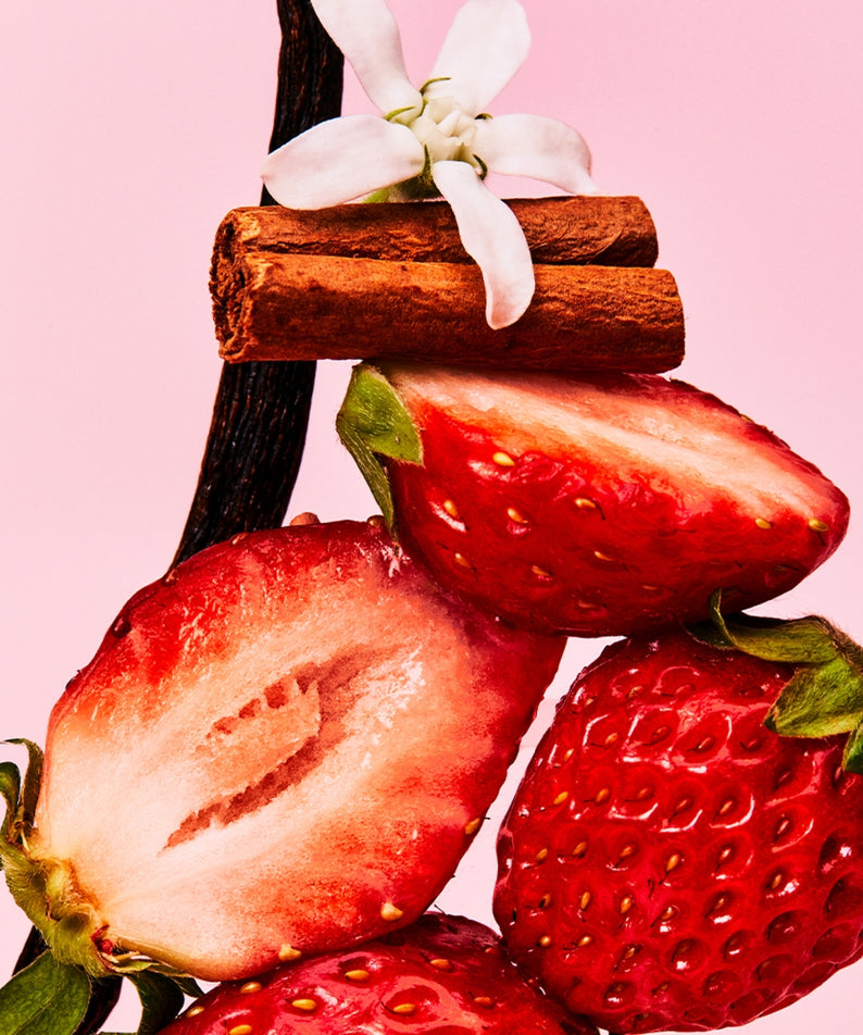 Ingrédients aromatiques de thé OSULLOC Berry Vanilla Green Tea 20 P : fraises, vanille en bâton et cannelle sur fond rose.