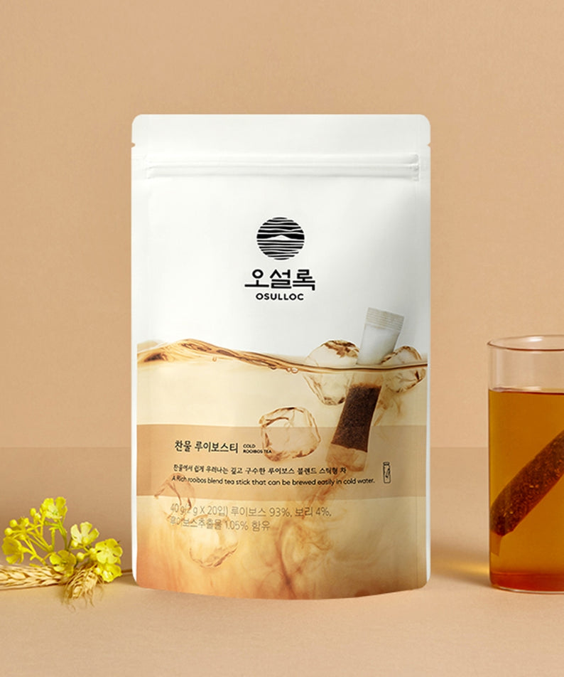 Paquet de OSULLOC Cold Rooibos Tea 20 P avec verre à thé infusé et fleurs jaunes.