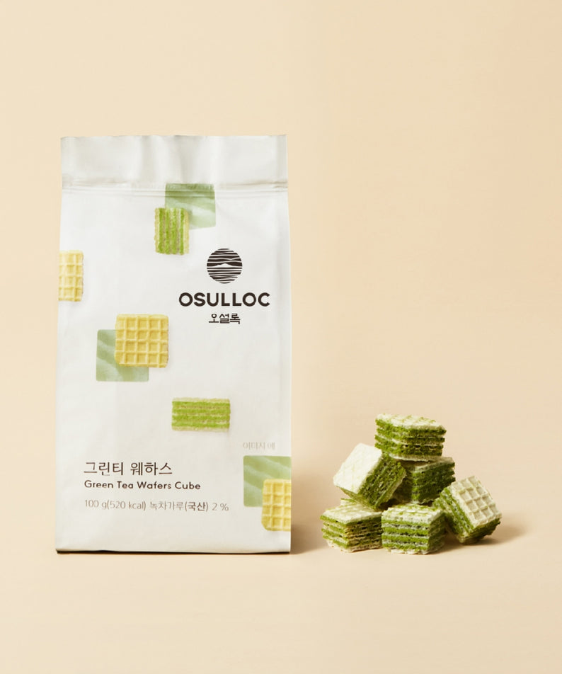 Paquet de OSULLOC Green Tea Wafers 100g avec des gaufrettes empilées verte sur fond beige.
