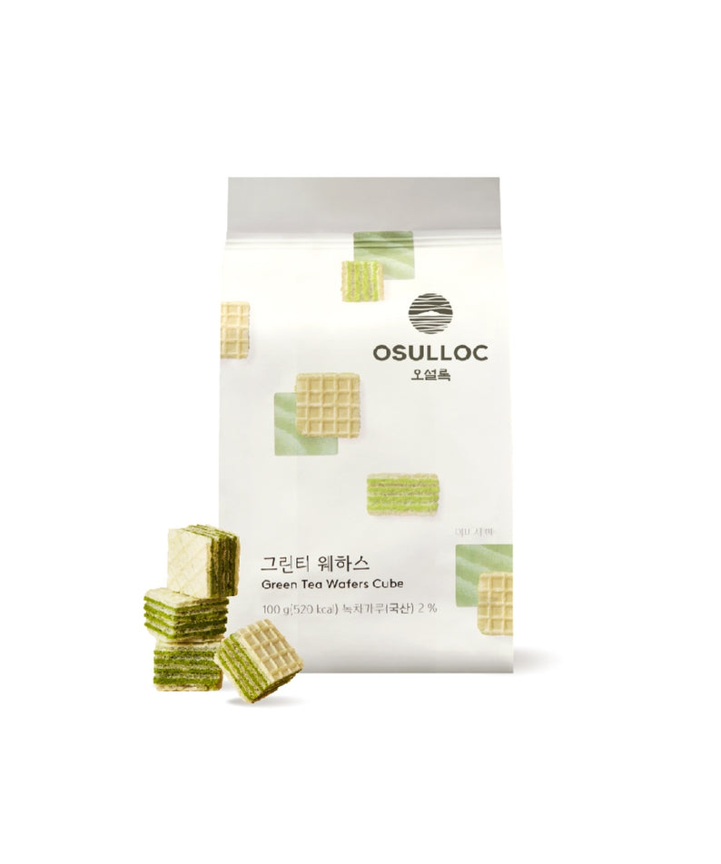 OSULLOC Green Tea Wafers 100g sur fond blanc, paquet et cubes de gaufrettes vertes, délicieuse collation au thé vert.