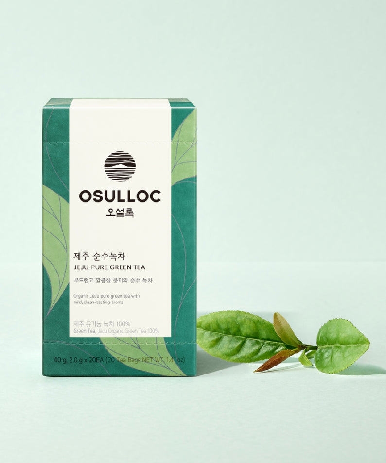 OSULLOC Jeju Pure Green Tea 20 P - Boîte de thé vert premium de l'île de Jeju avec des feuilles de thé en arrière-plan.