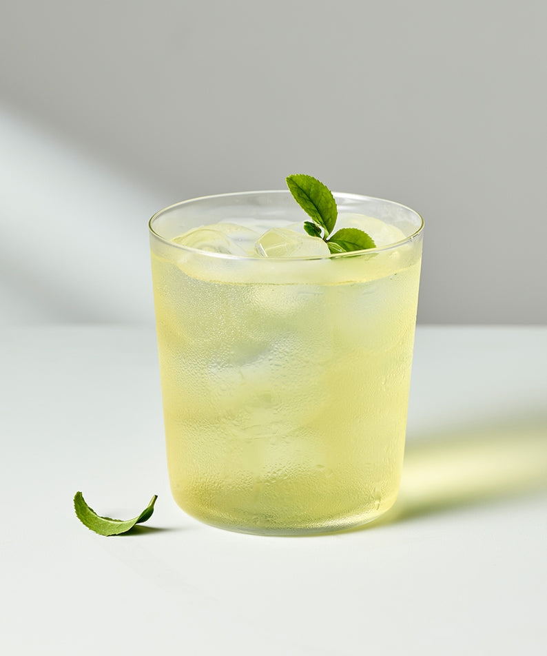 Thé glacé au focus sur OSULLOC Jeju Pure Green Tea 20 P, boisson rafraîchissante et naturelle dans un verre avec des glaçons.