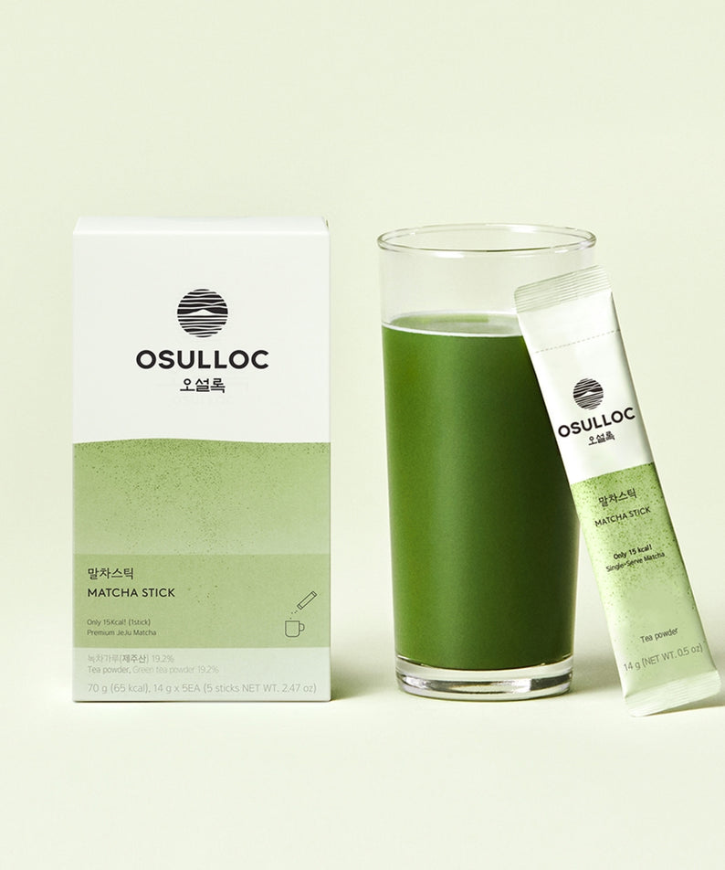 OSULLOC Matcha Sticks 5 p, sachets de thé vert matcha japonais à côté d'un verre de boisson préparée.
