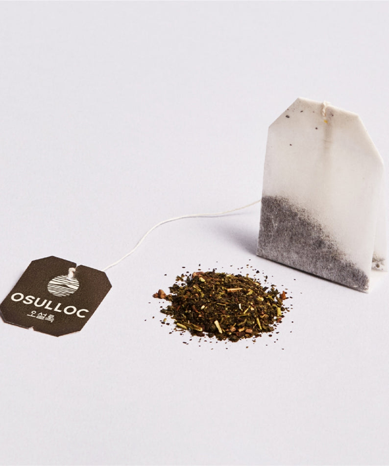 Sachet de thé et feuilles pour OSULLOC Peach Black Tea 20 packs, mettant en valeur le produit en vrac et emballé.