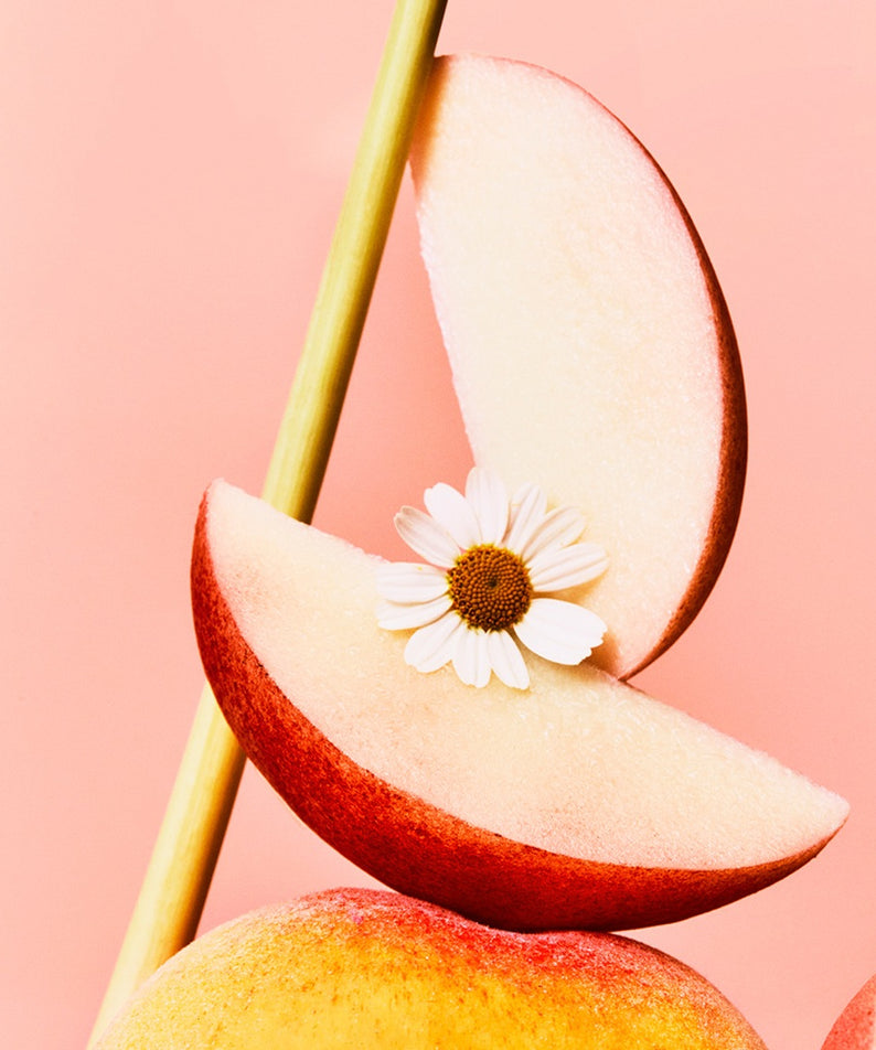 Tranche de pêche avec camomille sur fond rose, illustration du thé OSULLOC Peach Chamomile 20 P.