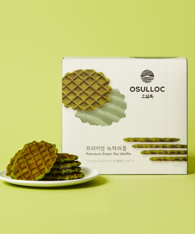 Boîte de OSULLOC Premium Green Tea Waffle 72g sur fond vert, avec des gaufres au thé vert présentées sur une assiette blanche.