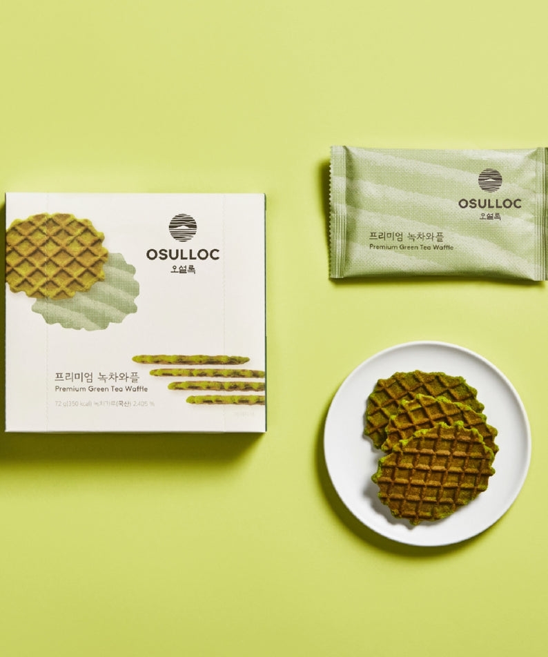 OSULLOC Premium Green Tea Waffle 72g en boîte et emballé, présenté avec des gaufres sur une assiette, fond vert clair.