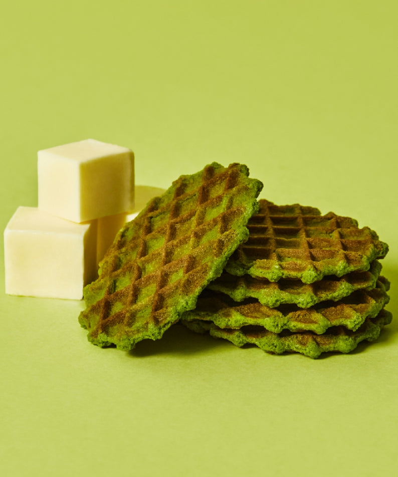 OSULLOC Premium Green Tea Waffle 72g sur fond vert avec cubes de beurre à côté, mettant en valeur sa texture et sa couleur unique.